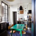Pequeña cocina con piso oscuro.