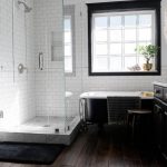 Baño en azulejos blancos y negros.