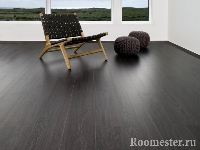 Mørkt gulv og lyse vægge i stuen