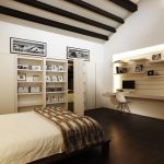 Dormitorio con vigas de madera en el techo.