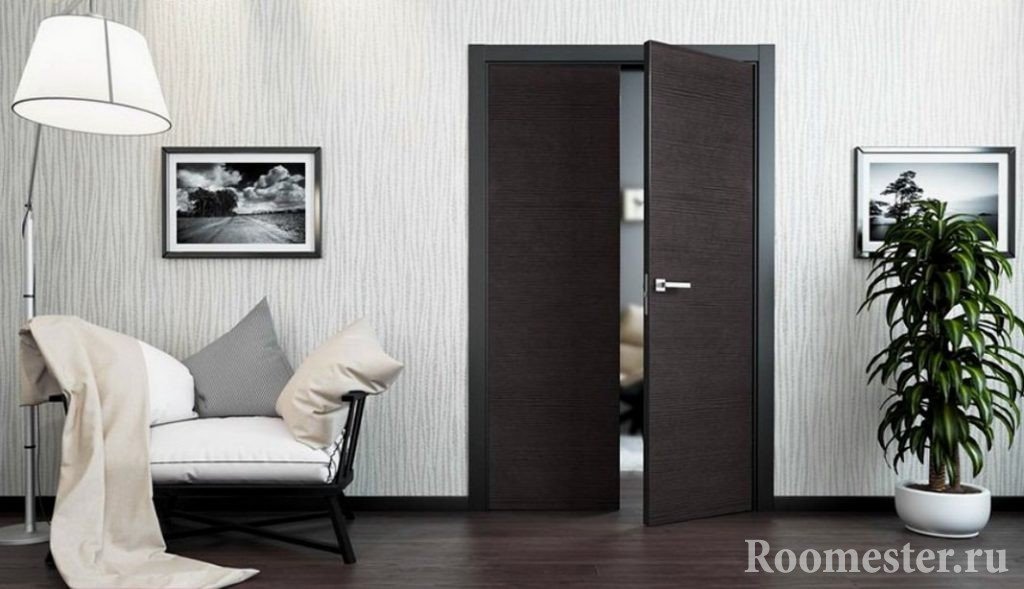 Puerta en una pared larga