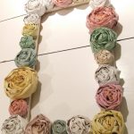 Marco decorado con flores de papel.