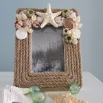 Marco de fotos hecho de hilo decorado con conchas