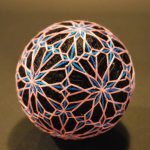 Bola de hilos con un patrón