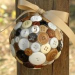 Hermosa bola decorada con botones