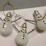 Juguetes para árboles de navidad hechos de bombillas