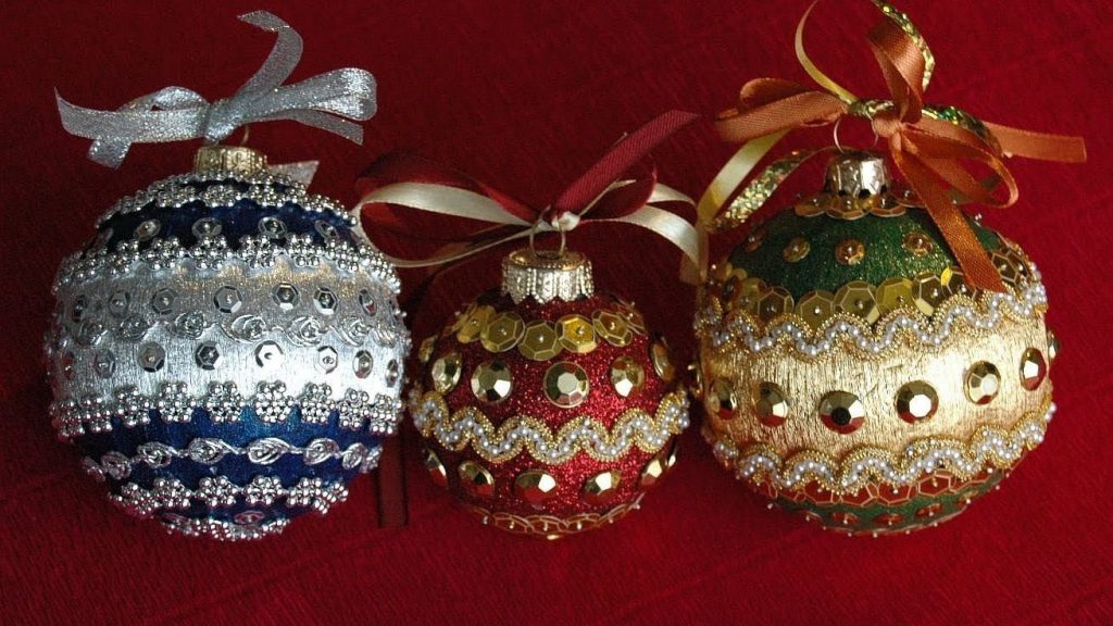 Julekuler pyntet med perler