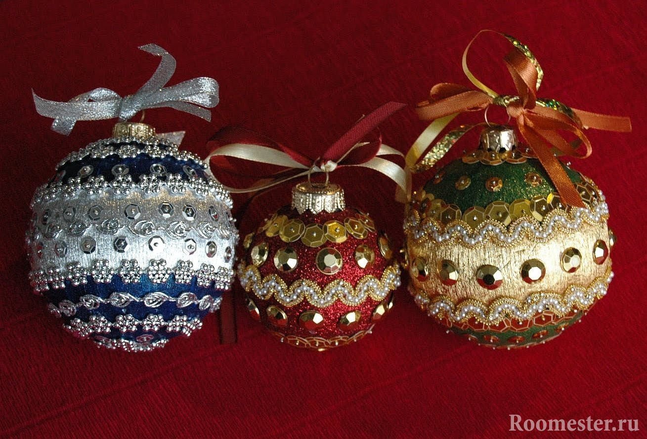 Julekugler dekoreret med perler