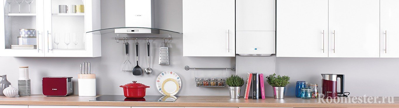 Bijela kuhinja s bojlerom na zidu