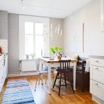 Colocando una mesa contra una pared
