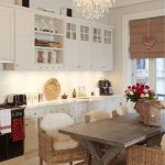 Cocina con una mesa grande