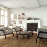 Muebles de salón modernos con chimenea.