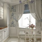 Cortinas romanas en la ventana de la cocina