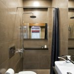 Ducha detrás de la cortina