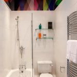 Baño y aseo con mampara de cristal.