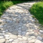 Camino de piedra redonda