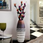 Florero con flores artificiales
