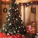 Campanas y corazones en un árbol de navidad