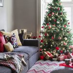 Árbol de año nuevo en la sala
