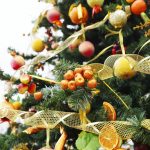 Decoración del árbol de navidad con frutas