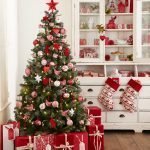 Árbol de navidad en juguetes blancos y rojos