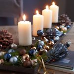 Velas en candelabros con cuentas de colores