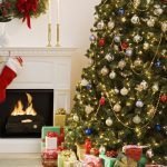 Árbol de navidad cerca de la chimenea