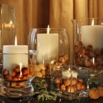 Velas en jarrones con nueces