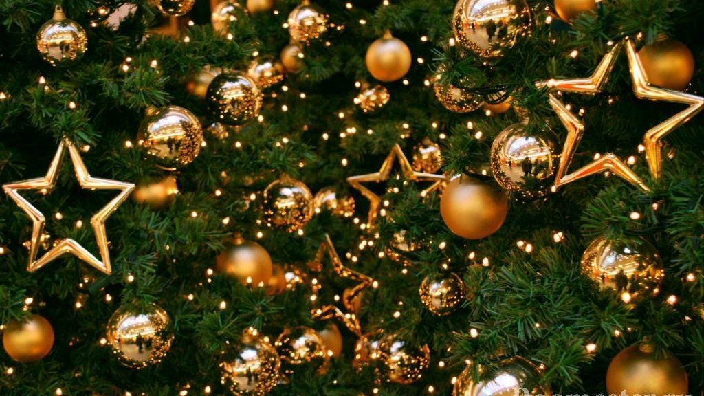 Dekorasjon av rommet og juletreet til det nye året