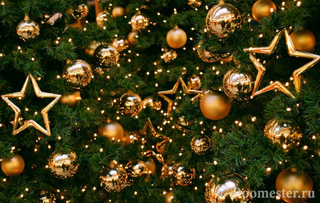 Dekoration af rummet og juletræet til det nye år