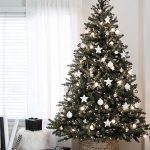 Árbol de navidad con estrellas y bolas