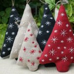 Pequeños árboles de navidad hechos de fieltro