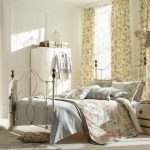 Cama de hierro forjado en el dormitorio