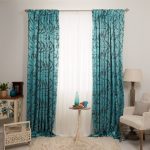 Cortinas turquesas en una habitación blanca