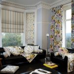 Cortinas romanas y ordinarias en la habitación
