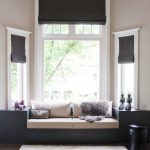 Cortinas romanas de diferentes tamaños en la habitación