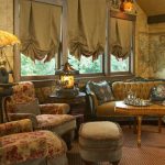 Cortinas austriacas en las ventanas de la sala de estar