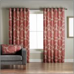 Cortinas rojas con un patrón