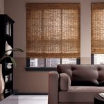 Cortinas de bambú en dos ventanas.