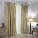 Cortinas clásicas de color beige.