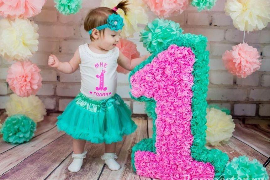 Obrázok a veniec a zdobené obrúskami pompoms.