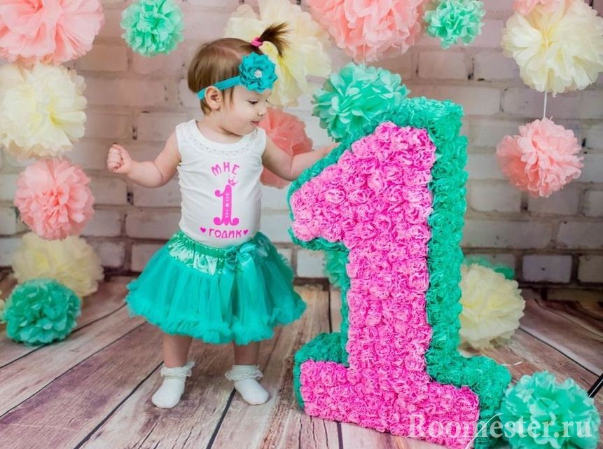 Figur og krans og dekoreret med servietpompomer.