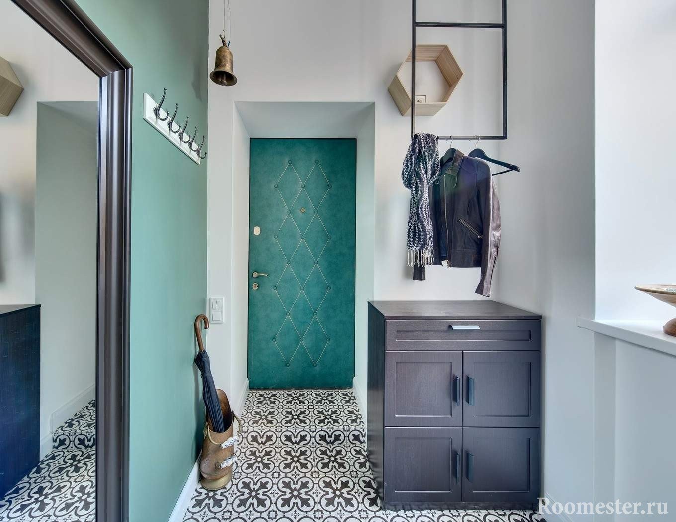 Tirkizna boja u hodniku