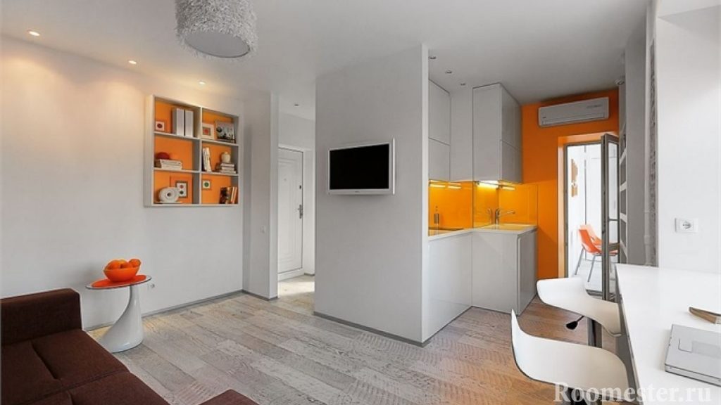 Štúdio s balkónom v bielej a oranžovej farbe