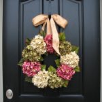 Guirnalda festiva en la puerta de flores de primavera