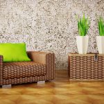 Plantas de interior en el fondo de la pared con la decoración de yeso agrietado