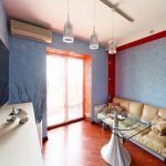 Interior con papel tapiz azul y ribete rojo.