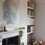 Pintar con una calavera sobre la chimenea