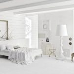 Dormitorio con un interior blanco como la nieve