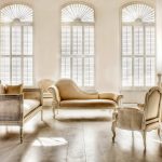Habitación blanca con muebles antiguos.
